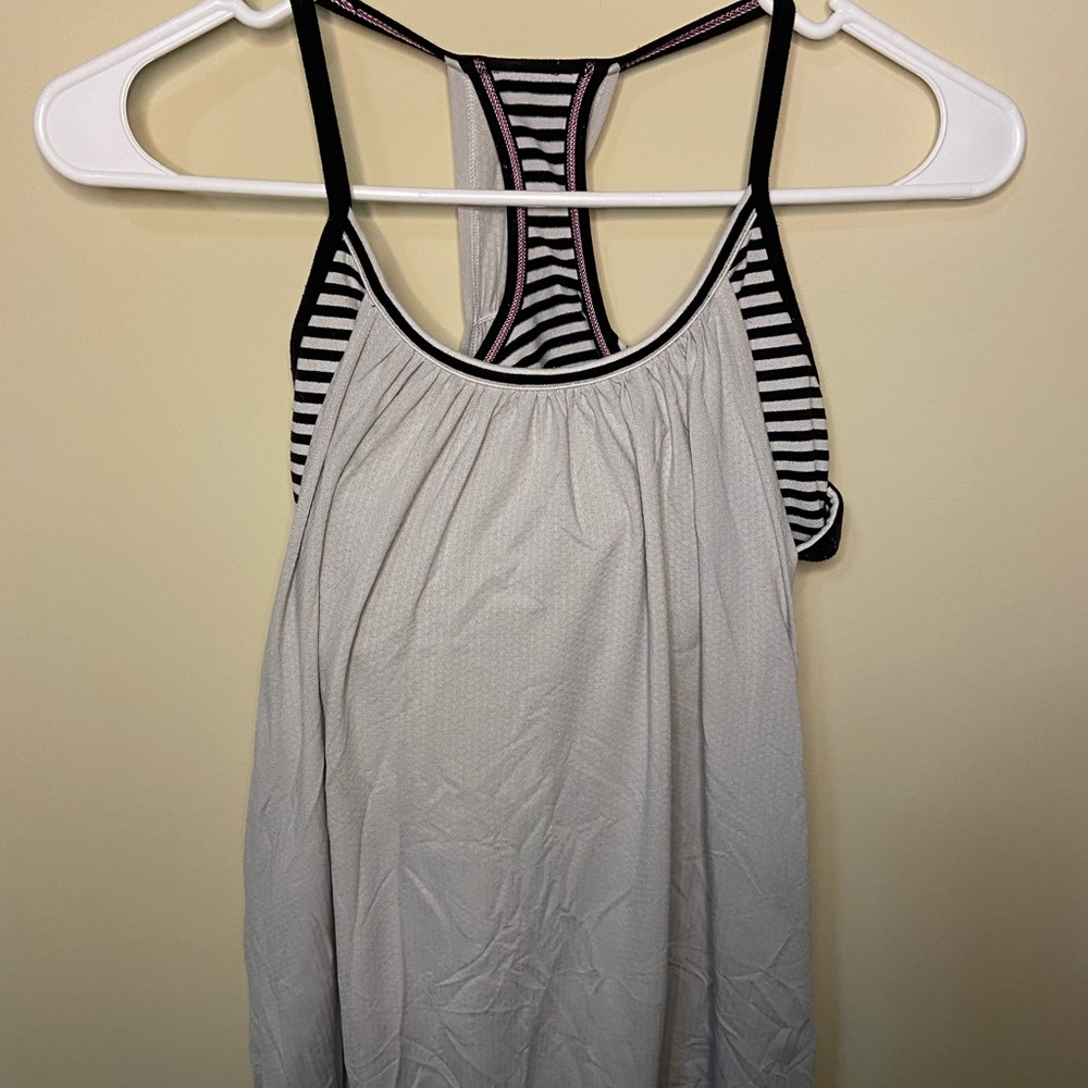 ✨✨ Striped Lululemon top w/ built in bra